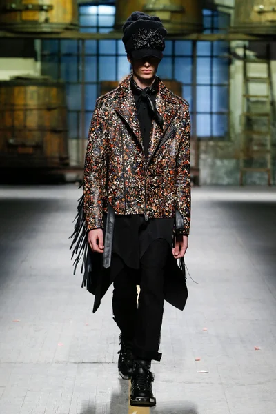 Look 16